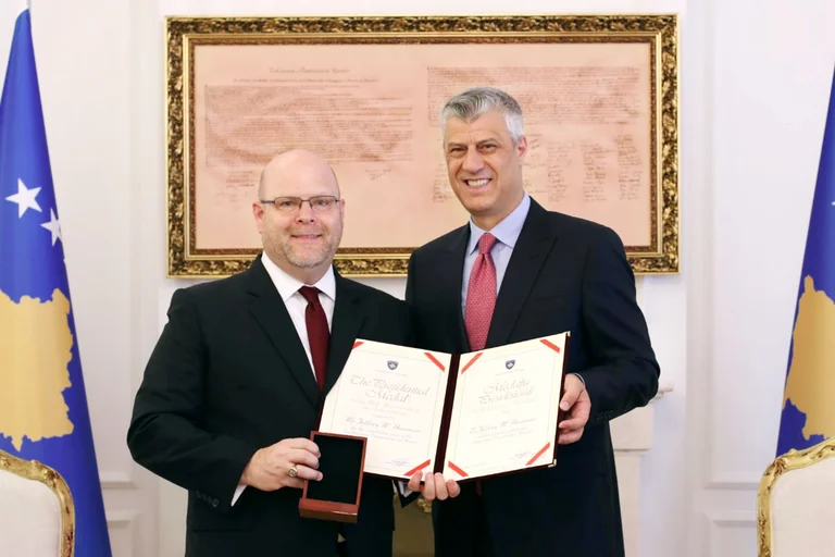 Als Thaci Jeff Hovenier dekoriert hatte, sagte er über Kosovo:
