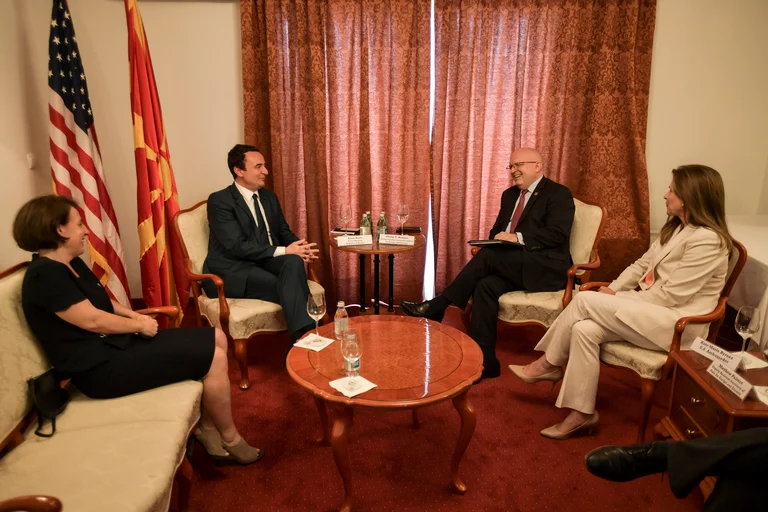 Topic on the table and at Prespa, Kurt meets with Palmer, Reeker und Lajcak