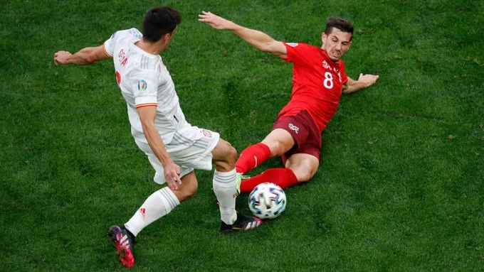 El jugador que ayudó a Shaqiri para el objetivo del sorteo es punible con rojo