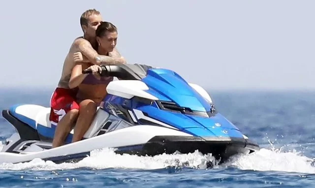 Con mia moglie al confine con l'Albania: Justin Bieber paga l'enorme quantità