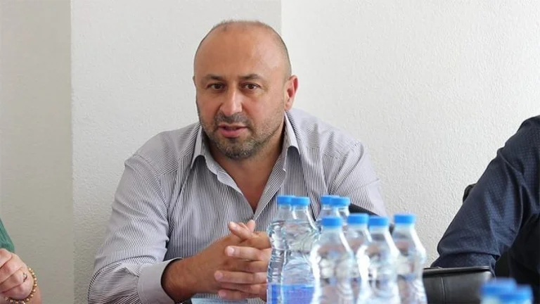 Actus contre le maire de Klocott Bozidar Dejanovic pour les élections du 14 février