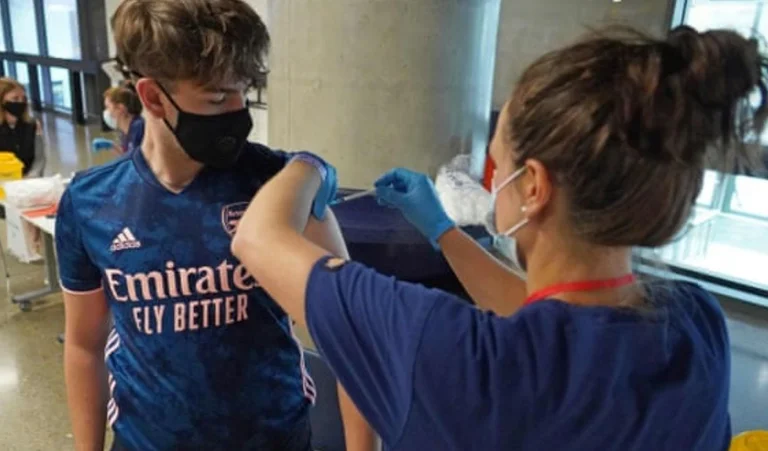 Nonostante sia stato vaccinato con due dosi, i Brits stanno perdendo la vita dalla variante Delta-19 di COVID.