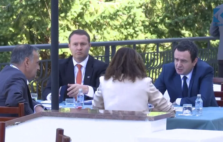 Albin Kurti kommt auf dem Prespa Forum: begleitet von Princeton Sadriun