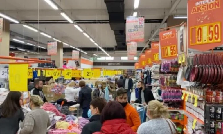Stanno aspettando il loro turno al mercato, i Prime cominciano a picchiarsi a vicenda.