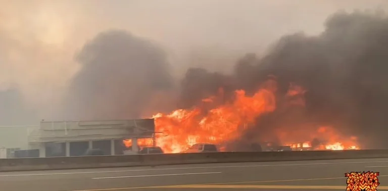 Il fuoco brucia il 90% del villaggio che ha registrato la temperatura più alta in Canada