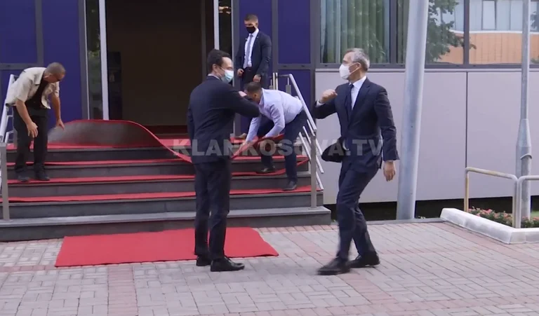 Surfant sur le tapis : Le vent représente que Kurt n'a pas protesté contre la tête de Nato pour l'accord 2013.