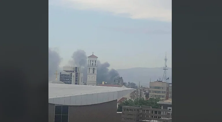 La police détaille l'incendie qui a éclaté à Pristina : certains entrepôts sont impliqués dans un incendie
