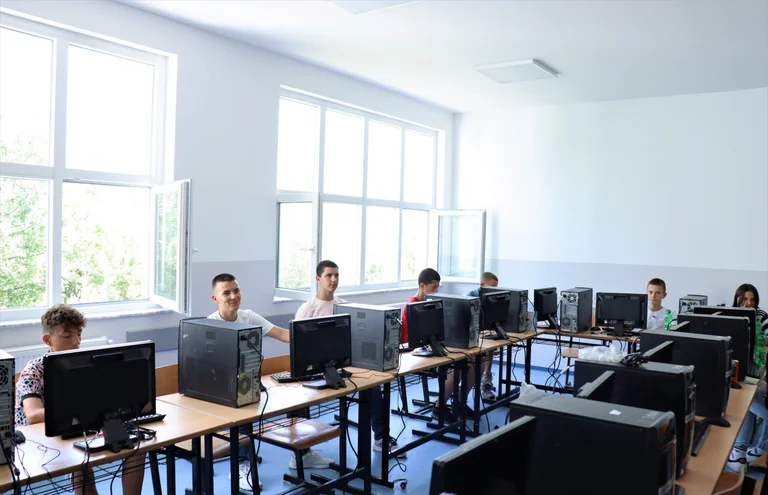 KED hace la escuela IT laboratorio Testigos del año asignadox1 confianza en el año