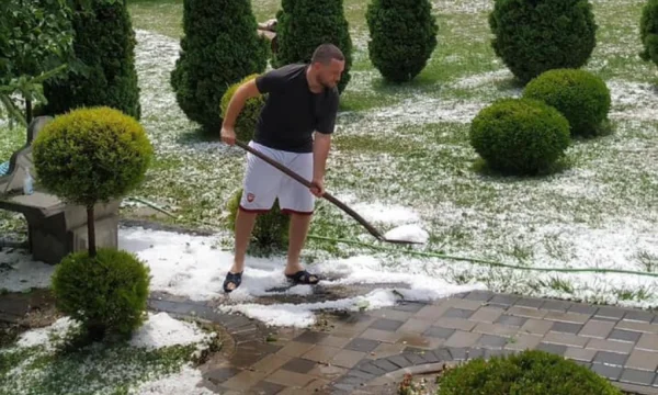 Tempeste anche a Mitrovica, il cittadino prende la grandine con pale