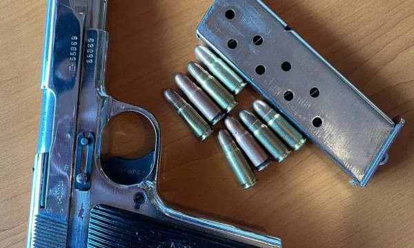 Der 38-jährige in Pristina wird verhaftet: Er zog seine Waffe, dann die Cops exponierten sie.