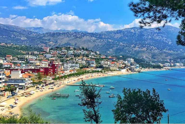 Sher entre los turistas en Himara