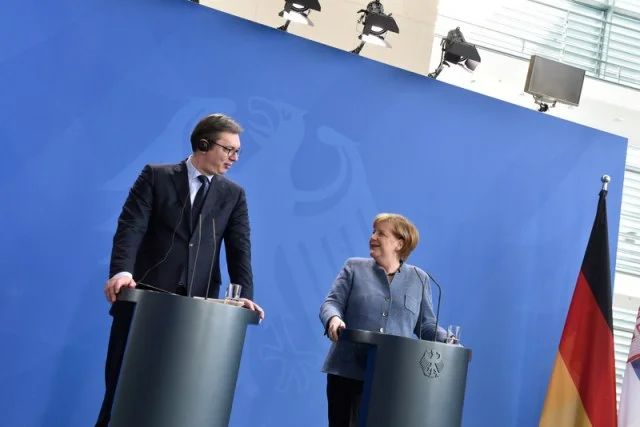 Vuçiq në telefon me Kancelaren Merkel: Duam kompromis në dialog, e duam edhe autostradën Nish-Prishtinë