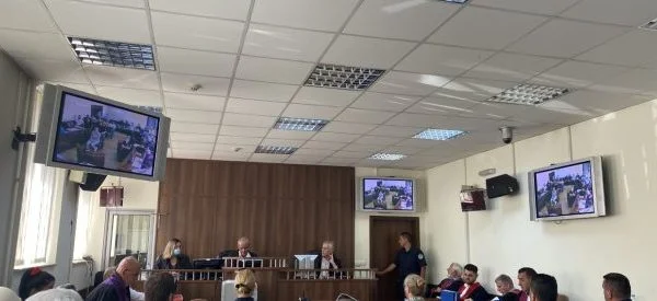 Avokati dënohet me 200 euro, i tha gjyqtarit se po qesh në mënyrë cinike gjatë seancës për vrasjen në Suharekë