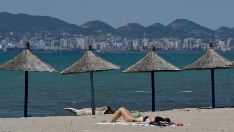 Pronarja e hotelit në Velipojë përplaset me policët, shkak shezlongët e çadrat në plazh