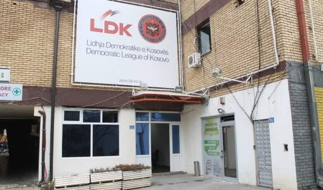 Këta janë tre zyrtarët e LDK-së që dolën të parët nga mbledhja ku u mor vendimi për Vjosa Osmanin