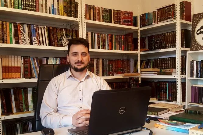 Hoxha i njohur për statuset në Facebook emërohet këshilltar i kryekuvendarit Glauk Konjufca
