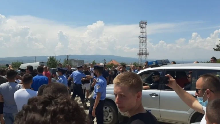 Policia interviston 6 serbë që u kapën duke shkuar në Gazimestan me thika e boksa të hekurit