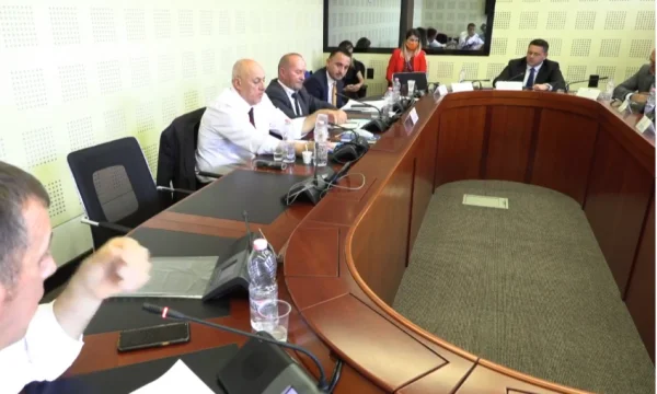 Bekë Berisha përplaset me Sali Zybën në Komisionin për Siguri: Ti fole ma shumë se na