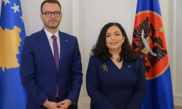 Populli të mbajë frymën: Shefi i stafit të Vjosa Osmanit me veturën 38.000,00 euro dhe 250.000,00 euro në banka