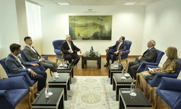 Politikani serb Çanak takohet me Kurtin, i shkon në zyre me djalin dhe nipin