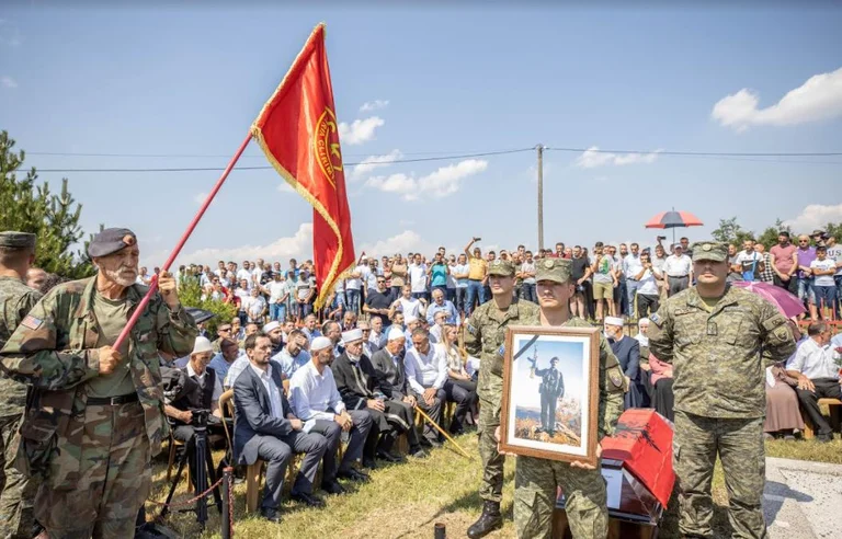 Me ceremoni ushtarake rivarroset dëshmori Remzi Maksuti nga Luboveci i Skenderajt