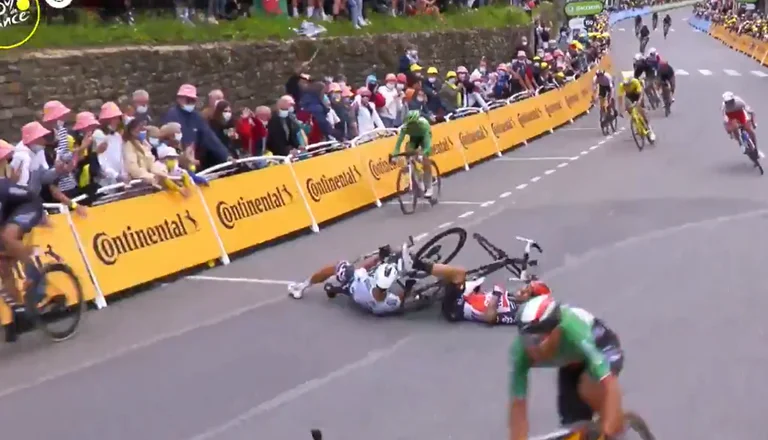 Tour de France: Dy çiklistë ‘fluturojnë’ në asfalt pas përplasjes së tmerrshme disa metra para finishit