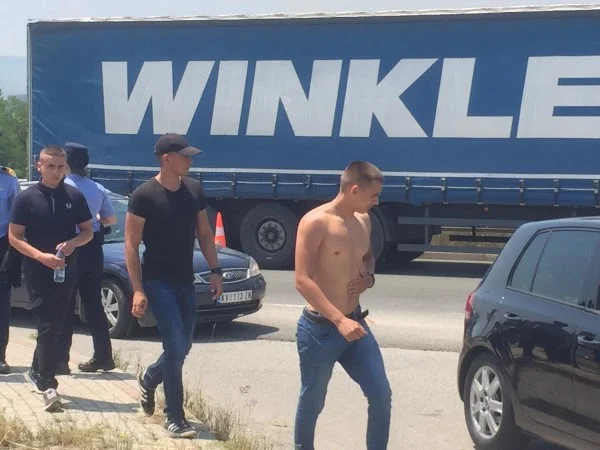Policia e Kosovës konfiskon bluzat provokuese të të rinjve serb në Gazimestan