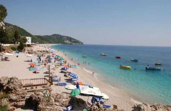 Shots fired at Dringares, 28-year-old drunk after he's caught with a bar waitress pointing a gun at her and the vacationers.