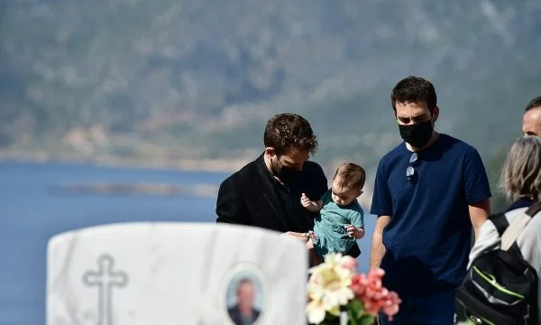 Nachdem sie ihre Tochter tötete, bat der griechische Pilot Carolines Mutter, die Bestattungskosten zu bezahlen.
