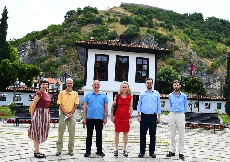 Violet von Cromon visite les monuments culturels Prizren