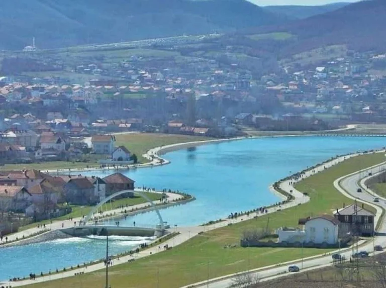 Mitrovica: Un enfant s'aventure pour traverser le barrage du lac Akkumulateur
