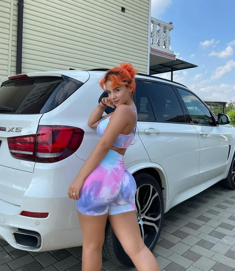 Rina posa desde atrás destacando las hinds