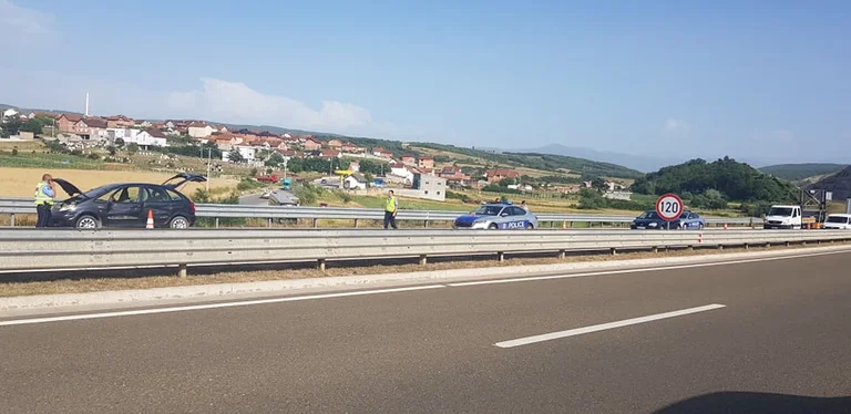 La víctima del accidente en la carretera fue golpeada por la camioneta mientras entraba en el coche