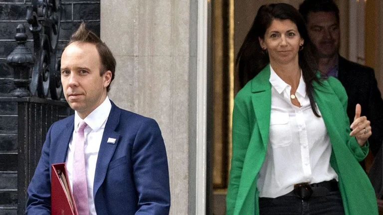 Britischer Gesundheitsminister gibt auf, nachdem er seine Sekretärin erwischt wurde