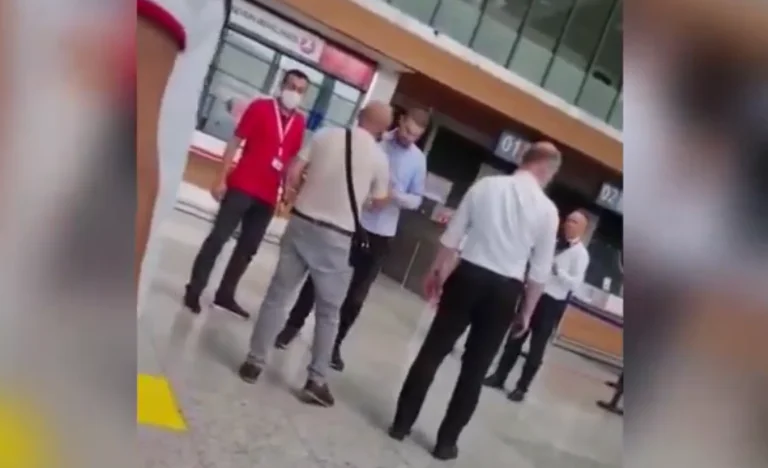 Bürger versuchen, den Mitarbeiter von Priština Flughafen anzugreifen, Personal eingreifen