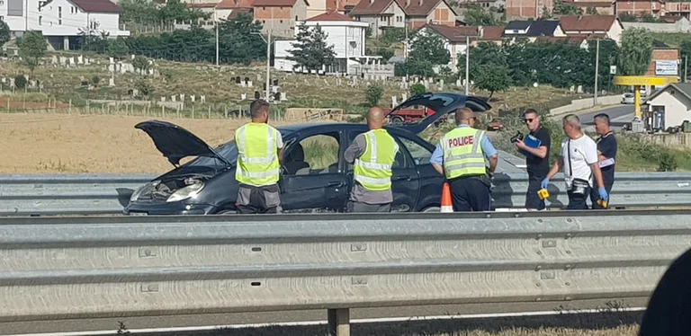 Vue de l'accident tragique sur la route de Rugova où une personne est morte