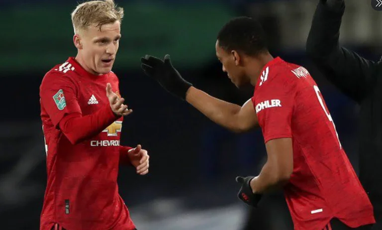 Martial e Van de Beek lasceranno Man United