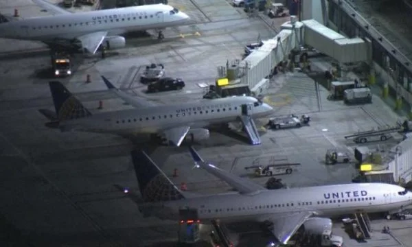 Der Mann springt aus dem Flugzeug, das in den Flughafenboden von Los Angeles zog