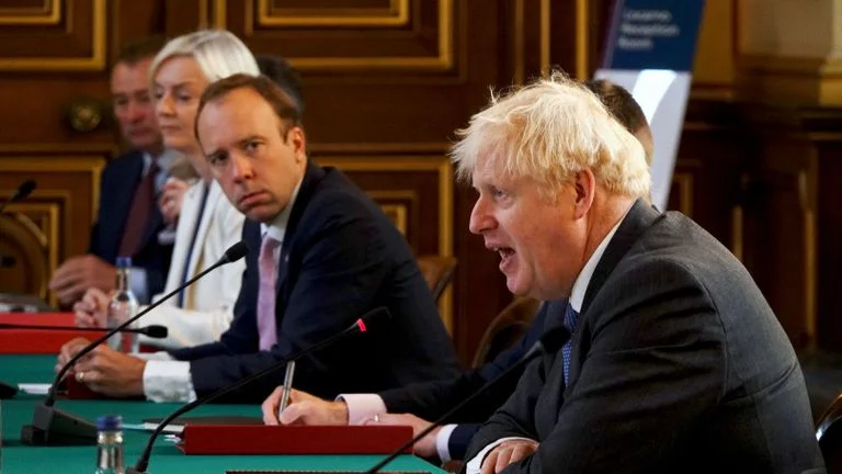 Le ministre pris baiser avec son assistant, le premier ministre Johnson accepte des excuses