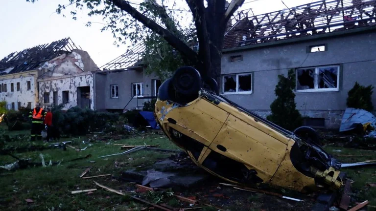 Amateur view in Czechia: Tornado makes horror disaster, help comes from Austria, Slovakia