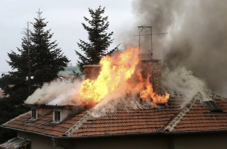 Wie der ältere Mann versehentlich das Feuer anfing, das drei Häuser in Gracanica verbrannte