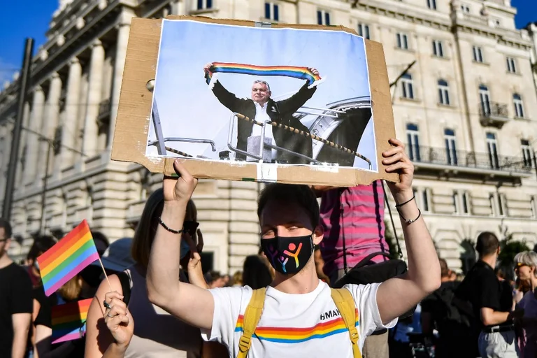 Orban après son arrivée à Bruxelles dit qu'il est un combattant de la liberté qui défend les droits des gays”