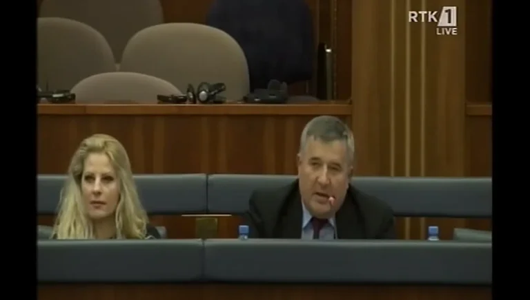El ex diputado de la Asamblea de Kosovo atacó físicamente