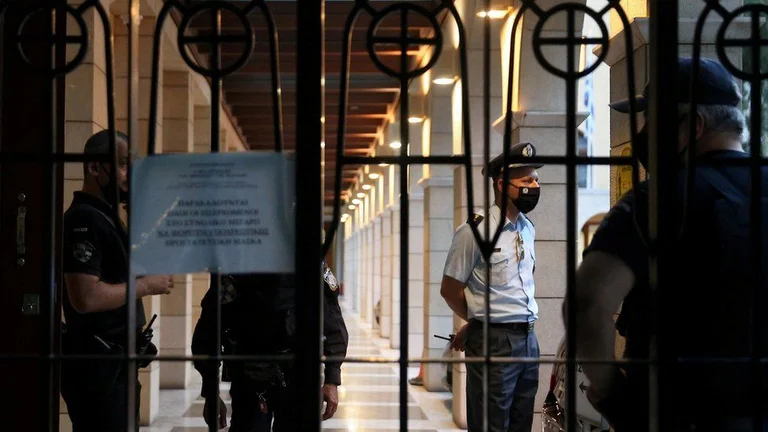 The Greek priest throws acid on the faces of seven bishops: Greece is betrayed