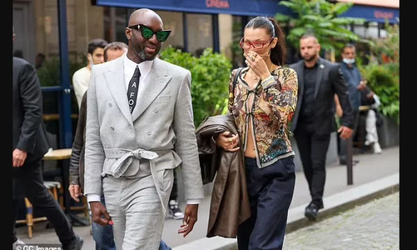 Bella kommt aus ohne Westen, Überraschung Paris