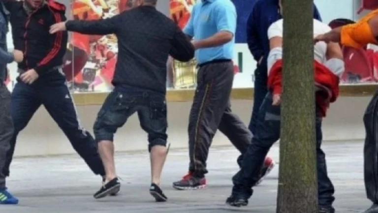 Six hommes deviennent mouillés pour un parking à Pec.