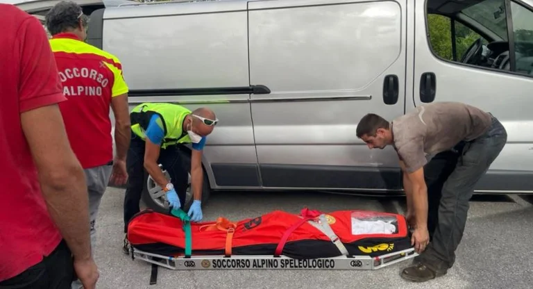 Il capture l'arbre, l'Albanais meurt en Italie