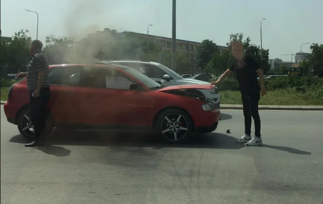 Temps brûlant au Kosovo: Les citoyens brûlent des voitures au milieu de la route