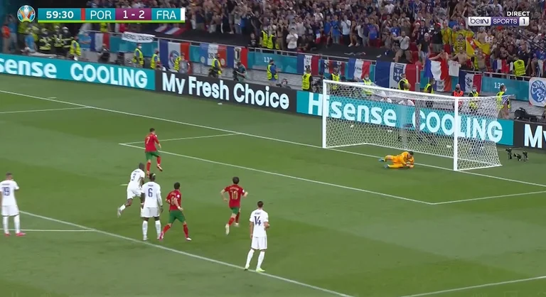 Ronaldo, excusez-nous... Penaldo marque à nouveau de 11 mètres et équilibre les choses avec les Français.