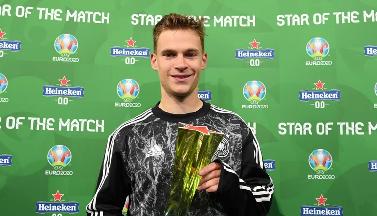 Joshua Kimmitch gibt den besten Fußballspieler auf dem deutsch-ungarischen Spiel bekannt